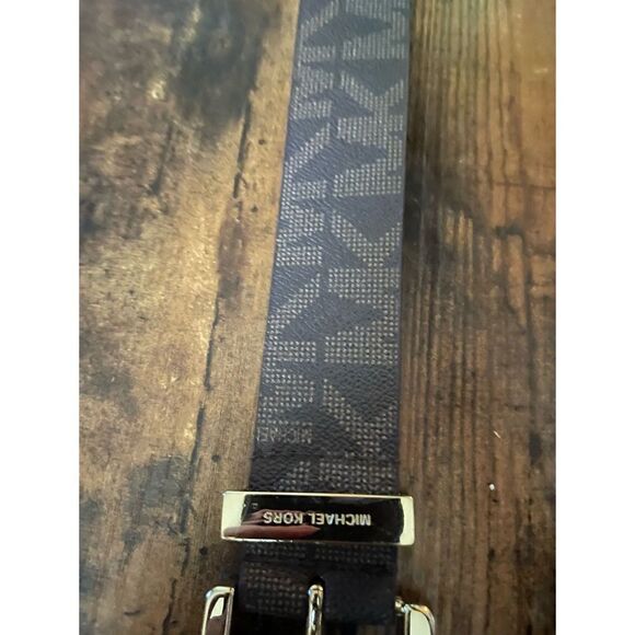 Michael
Kors synthetic leather Logo Belt Size S/ excellent - Picture 4 of 6